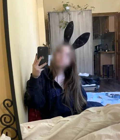 Isabel, 19